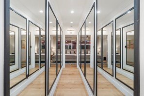 5 Schlafzimmer, Schreibtisch, Bügeleisen/Bügelbrett, Reisekinderbett