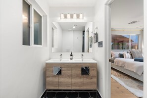5 Schlafzimmer, Schreibtisch, Bügeleisen/Bügelbrett, Reisekinderbett