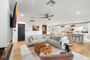 Smart TV, chimenea y videojuegos 