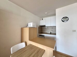 Fridge, cookware/dishes/utensils
