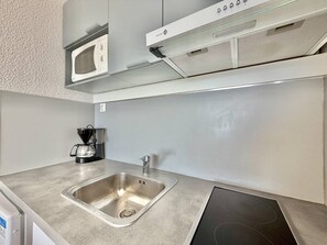 Fridge, cookware/dishes/utensils