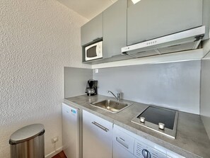 Fridge, cookware/dishes/utensils