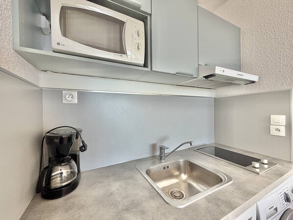 Fridge, cookware/dishes/utensils