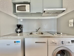 Fridge, cookware/dishes/utensils
