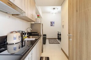 Fridge, microwave, stovetop, cookware/dishes/utensils