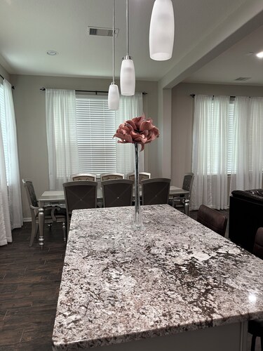 3-bedroom house in Humble with AC, WiFi. BREAKFAST IS PROVIDED WITH YOUR STAY!