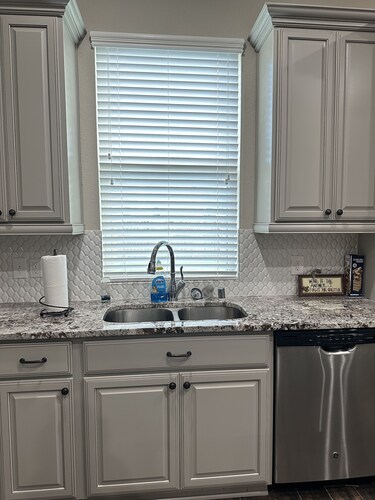 3-bedroom house in Humble with AC, WiFi. BREAKFAST IS PROVIDED WITH YOUR STAY!