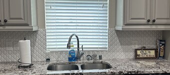 3-bedroom house in Humble with AC, WiFi. BREAKFAST IS PROVIDED WITH YOUR STAY!