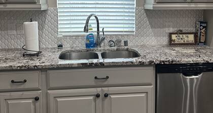 3-bedroom house in Humble with AC, WiFi. BREAKFAST IS PROVIDED WITH YOUR STAY!