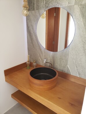 Dusche, Haartrockner, Handtücher, Toilettenpapier