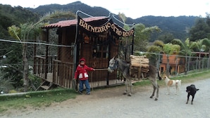 A rustic wooden building with a sign reading "BALNEARIO OROTO." - OTRO ROLLO EN JILOTPEC ZACAPOAXTLA  (Zacapoaxtla)
