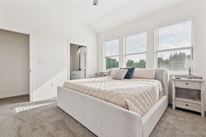 3 bedrooms, desk, iron/ironing board, free WiFi