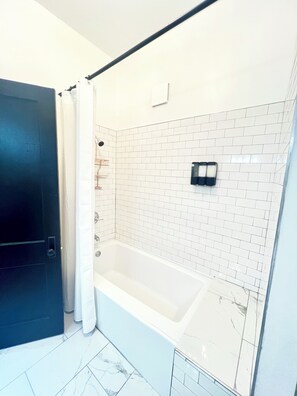 Een douche, een haardroger, handdoeken, zeep