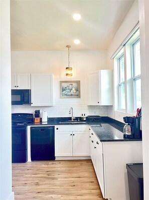 Frigorífic, microones, forn i placa de cuina 