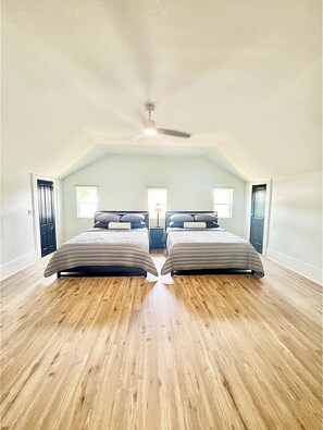 4 slaapkamers, een strijkplank/strijkijzer, gratis wifi, beddengoed