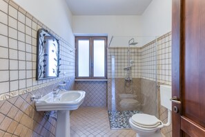 Een douche, gratis toiletartikelen, een haardroger, handdoeken