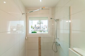 Shower, hair dryer, towels