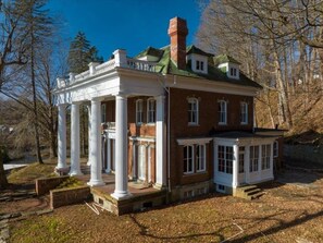 Exterior - Spacious 6-bedroom house with AC, WiFi in charming Springfield (Springfield)