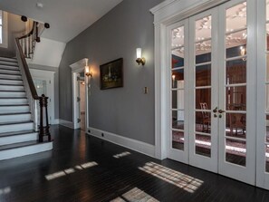 Interior - Spacious 6-bedroom house with AC, WiFi in charming Springfield (Springfield)