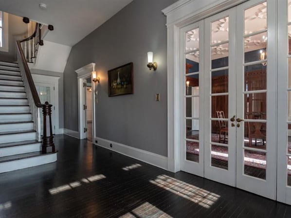 Interior - Spacious 6-bedroom house with AC, WiFi in charming Springfield (Springfield)