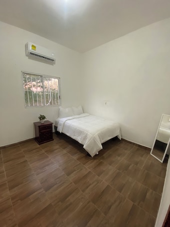 2 bedrooms, WiFi, bed sheets. Charming 2-bedroom house with AC, WiFi in amazing Mazatlán