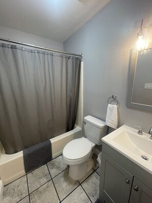 Shower, hair dryer, towels, soap - Riverside Retreat (Camden)