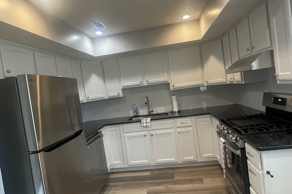 Een koelkast, een microgolfoven, een oven, een kookplaat