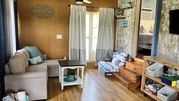 2 bedrooms, travel cot, WiFi, bed sheets