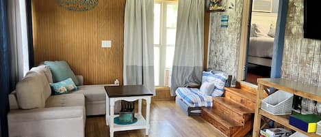 2 多间卧室、旅行婴儿床、WiFi、床单