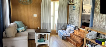 Unwind & enjoy waterfront sunrises. Nestled in a serene-quiet end of the river.