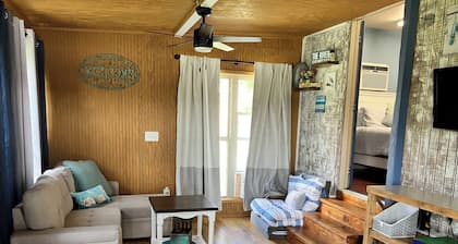 Unwind & enjoy waterfront sunrises. Nestled in a serene-quiet end of the river.