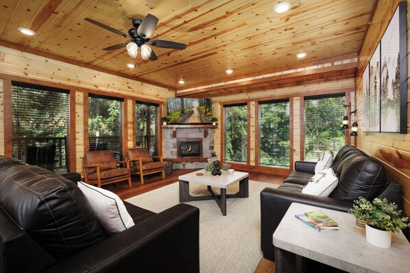 Een televisie, een open haard, videogames en tafelvoetbal