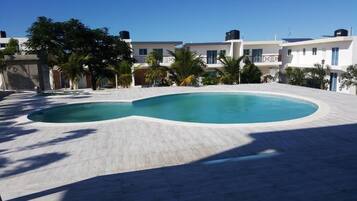 2 piscinas al aire libre