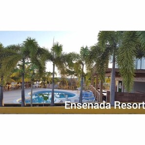 2 outdoor pools