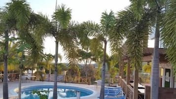 2 udendørs pools