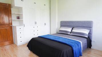 1 slaapkamer, een strijkplank/strijkijzer, internet, beddengoed