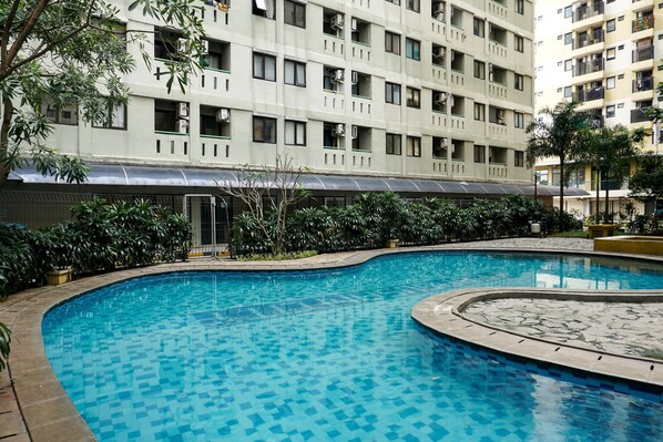 Outdoor pool - Comfortable Studio Room At Kebagusan City Apartment (Jakarta)
