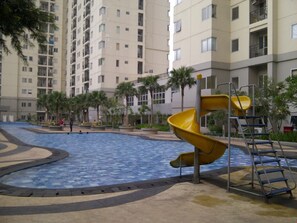 Una piscina al aire libre