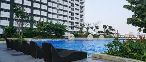 Una piscina al aire libre