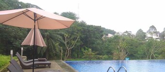 Comfort 1Br At Royal Heights Apartment