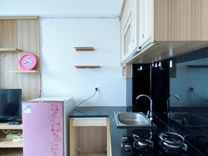 Standard Apartment | Private kitchen | Stovetop, rice cooker, cookware/dishes/utensils