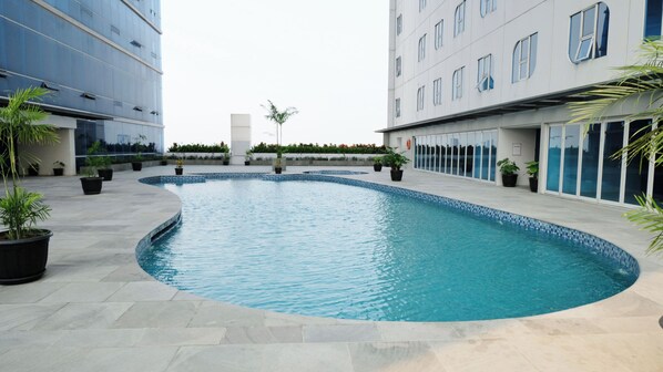 Una piscina al aire libre