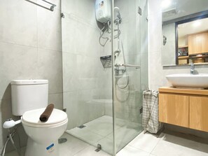 Standard Studio | Bathroom - Minimalist Design Studio At Pollux Chadstone Apartment (Cikarang)