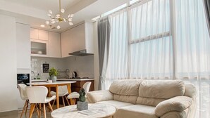 Una sala de estar moderna con sofá, mesa de centro y comedor.