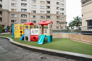 子供用の遊び場 - 屋外