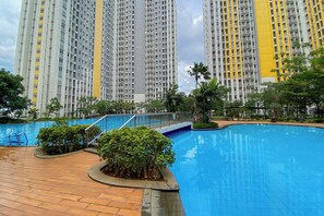 Outdoor pool - Comfort Living 2Br Springlake Summarecon Bekasi Apartment (Bekasi)