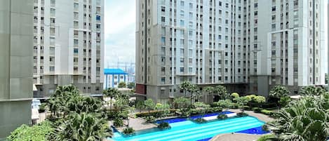 Una piscina al aire libre