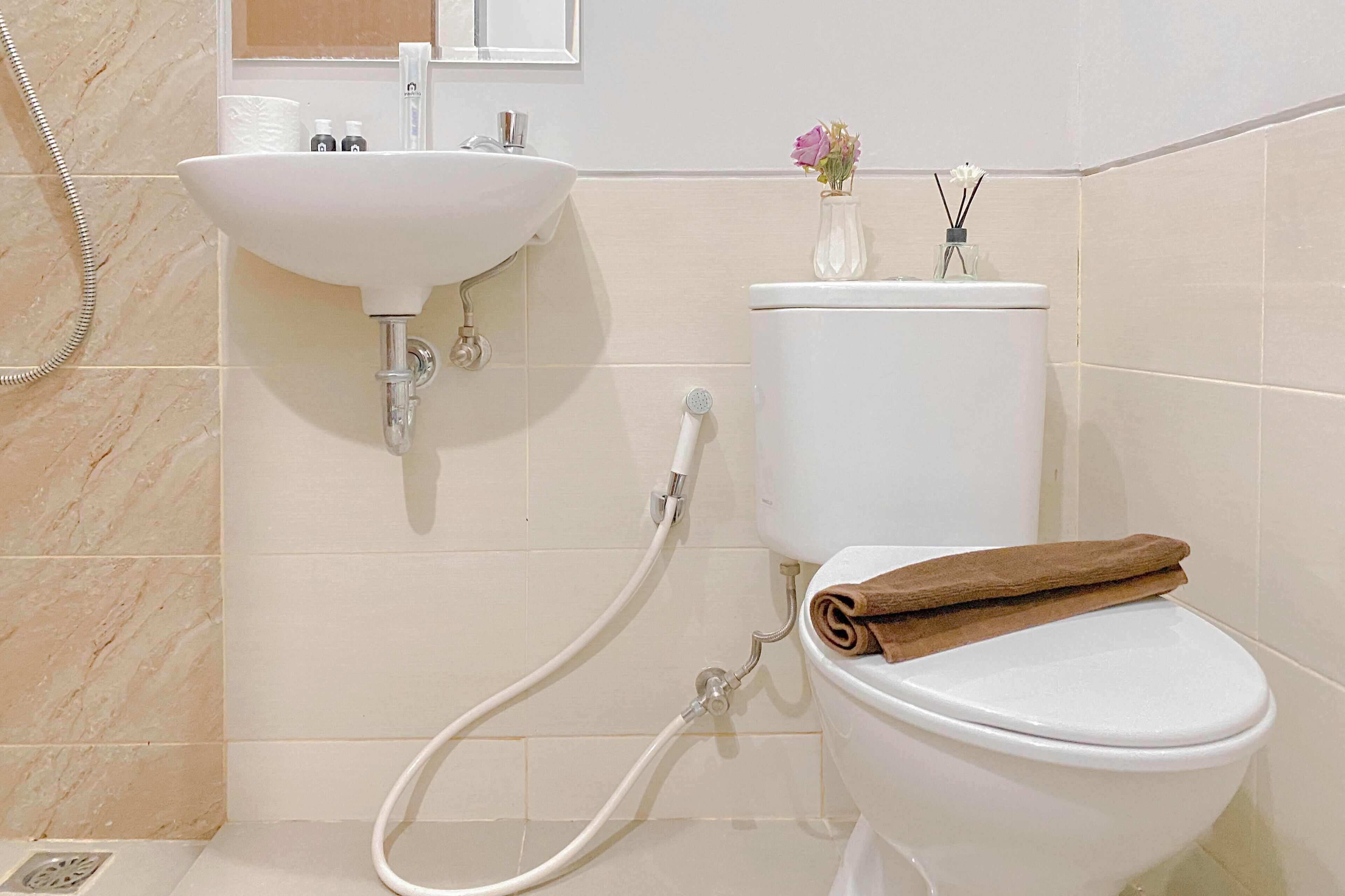 Een badkamer met een wit wastafel, toilet en douche.