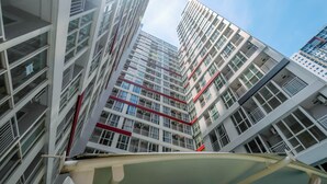 Un edificio de gran altura con múltiples balcones y amplias ventanas.
