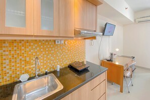 Private kitchen - Restful And Cozy Studio At Taman Melati Margonda Apartment (Depok)